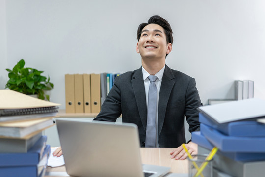快乐的商务男士在办公室加班