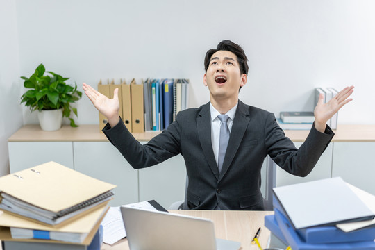 商务男士在办公室加班