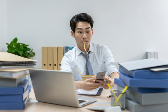 商务男士在办公室加班