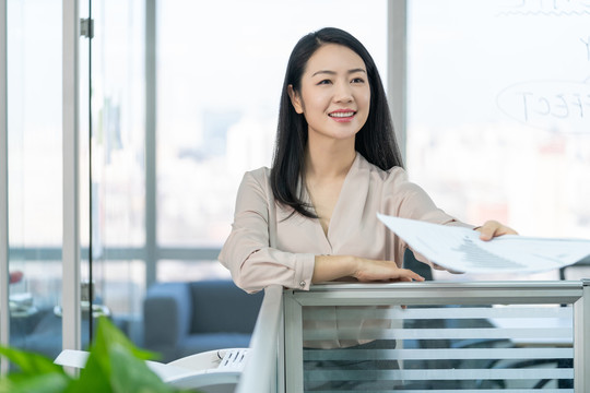 年轻商务女士拿着文件