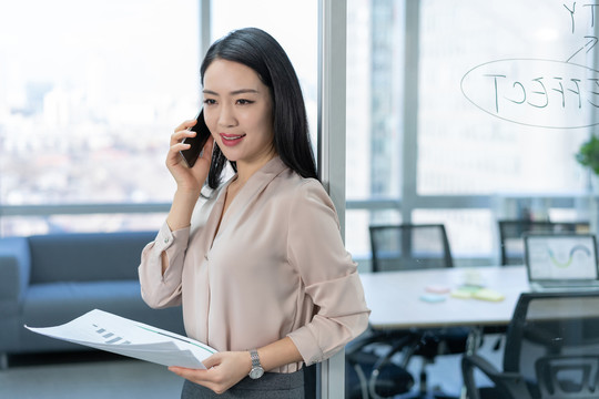 年轻商务女士在打电话