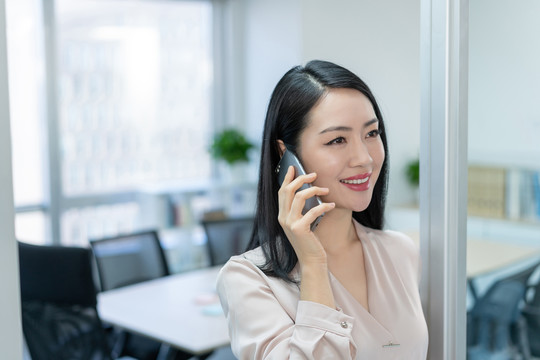年轻商务女士在打电话