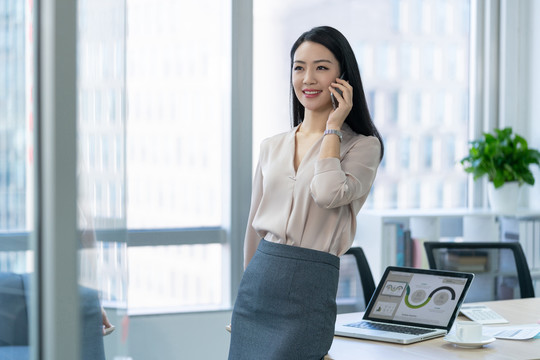 年轻商务女士使用手机
