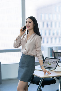 年轻商务女士使用手机