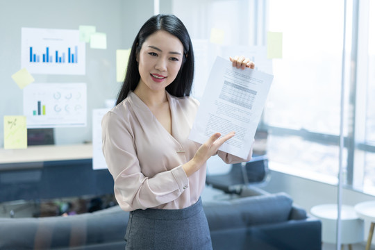 年轻商务女士使用电脑