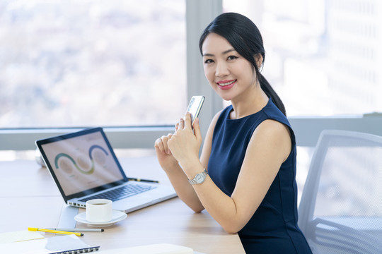 年轻商务女士使用手机