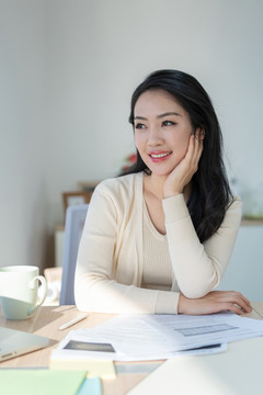 年轻女子休闲办公