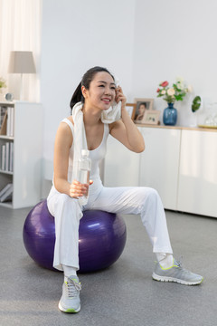 年轻女子在家练习瑜伽
