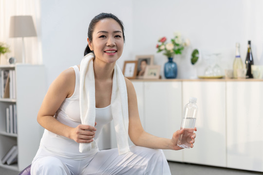 年轻女子在家练习瑜伽