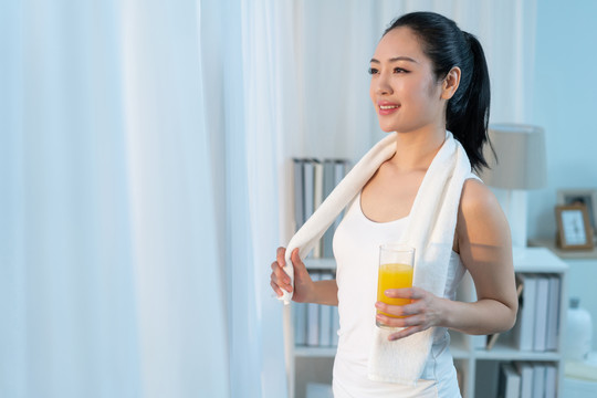 年轻女子在家健身锻炼