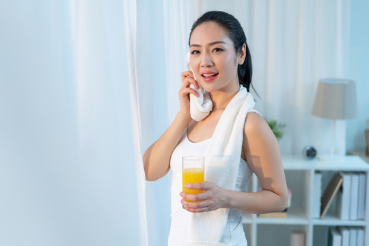 年轻女子在家健身锻炼