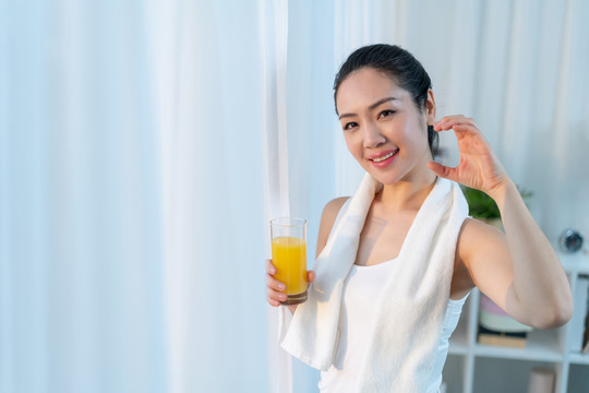 年轻女子在家健身锻炼