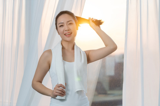 年轻女子在家健身锻炼