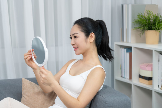 年轻女士美容护肤