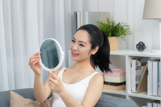 年轻女士美容护肤