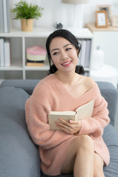 年轻女子在家看书