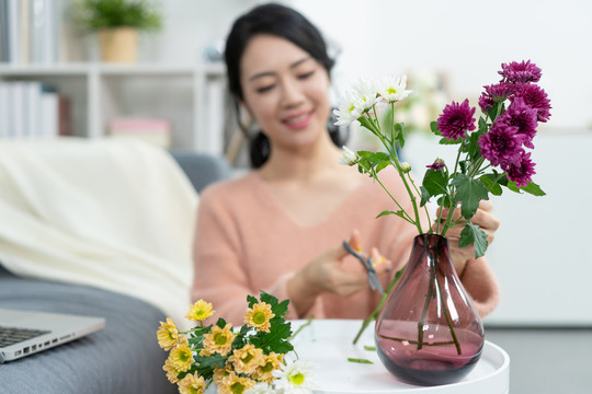 年轻女子在家插花