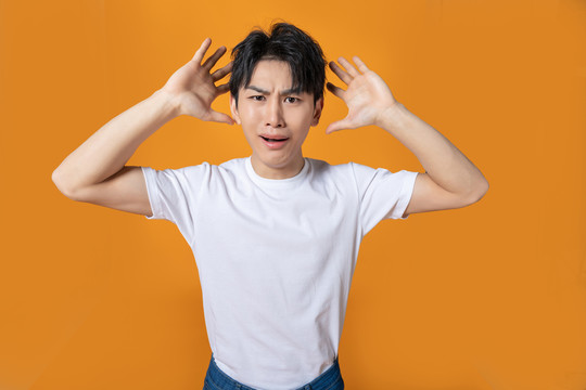 烦恼的年轻男子