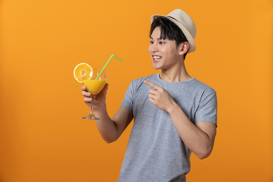 年轻男士喝橙汁
