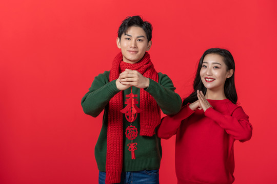 年轻情侣庆祝新年
