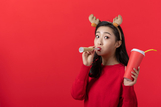 拿着饮料的快乐女子