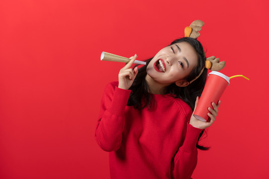拿着饮料的快乐女子