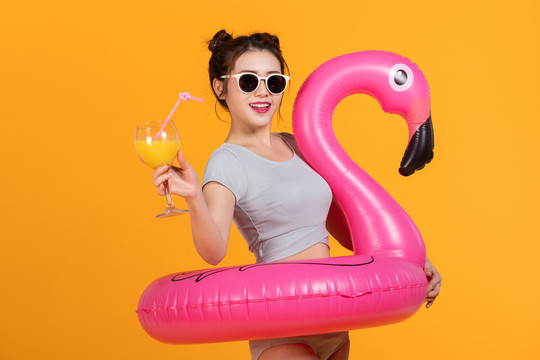 棚拍泳装年轻女子