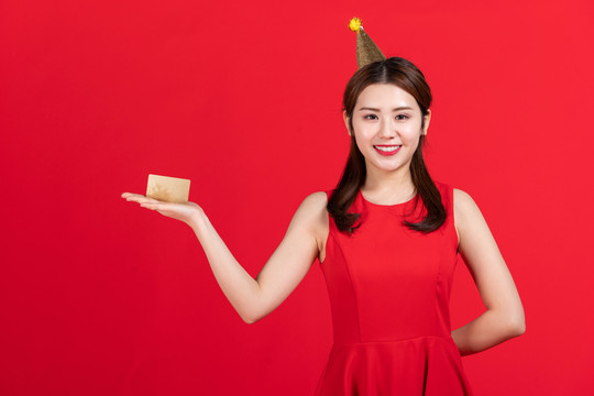 年轻女子手持信用卡