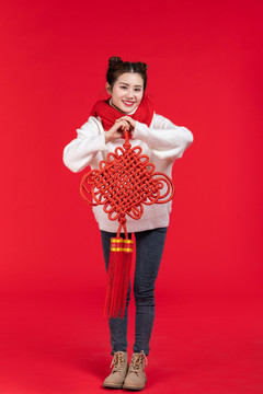 年轻快乐女子庆祝新年