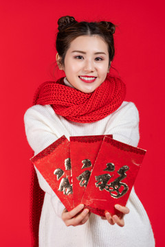 年轻快乐女子庆祝新年