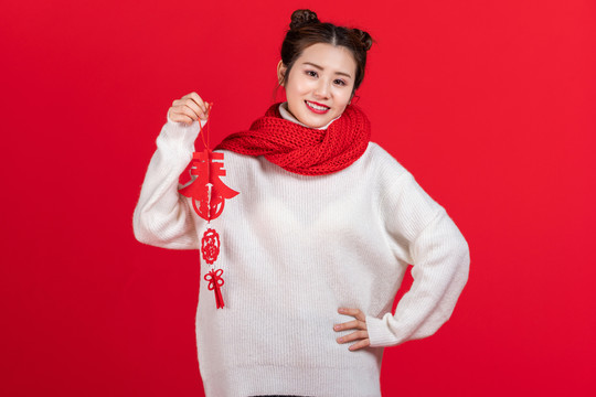 年轻快乐女子庆祝新年