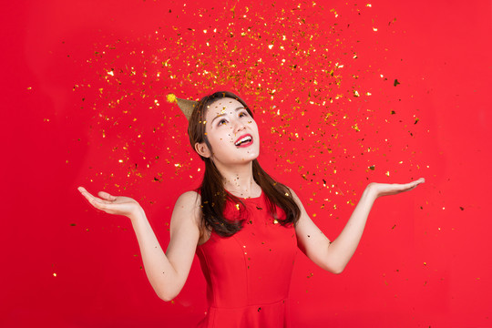 快乐的年轻女子双手张开