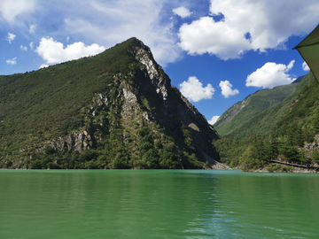 蓝天白云绿水和大山