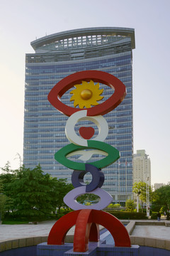 青岛城市高楼及海趣园雕塑