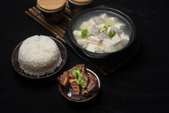 砂锅套餐丸子豆腐砂锅坛肉米饭
