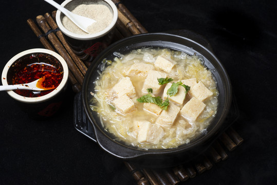冻豆腐酸菜砂锅