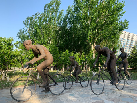 公园骑自行车雕塑