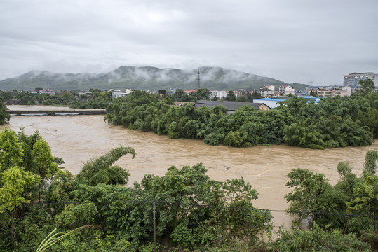 河水泛滥