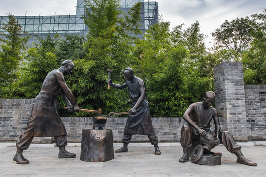 北京大栅栏的古代工匠在打造火锅