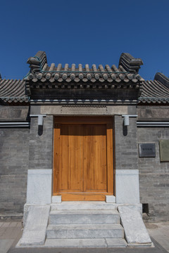 北京胡同里的中式木质大门