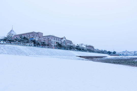 青岛海边雪景