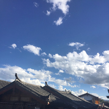 丽江古城屋顶蓝天