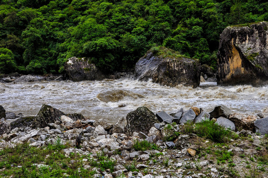 岷江湍急的河水