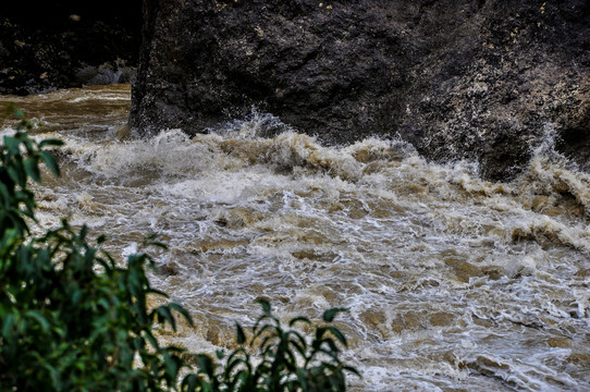 岷江湍急的河水