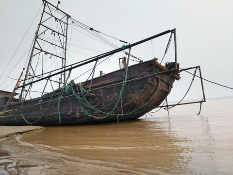 江岸渔船