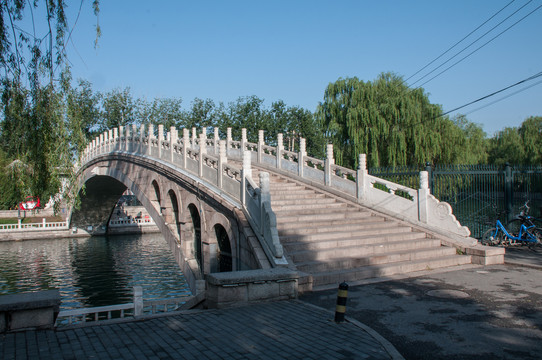 北京昆玉河上的曲桥