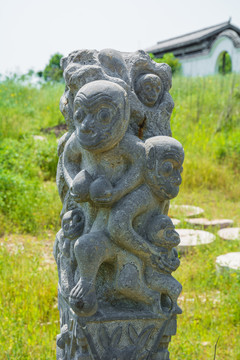 一群猴子雕像