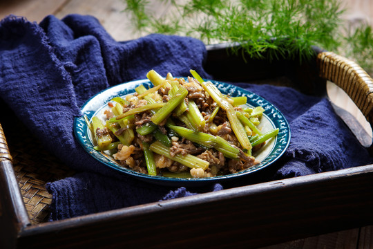 芹菜炒肉