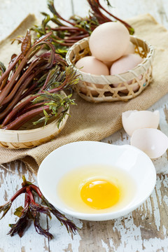 香椿和新鲜鸡蛋