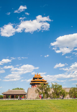 蓝天白云下的北京故宫角楼